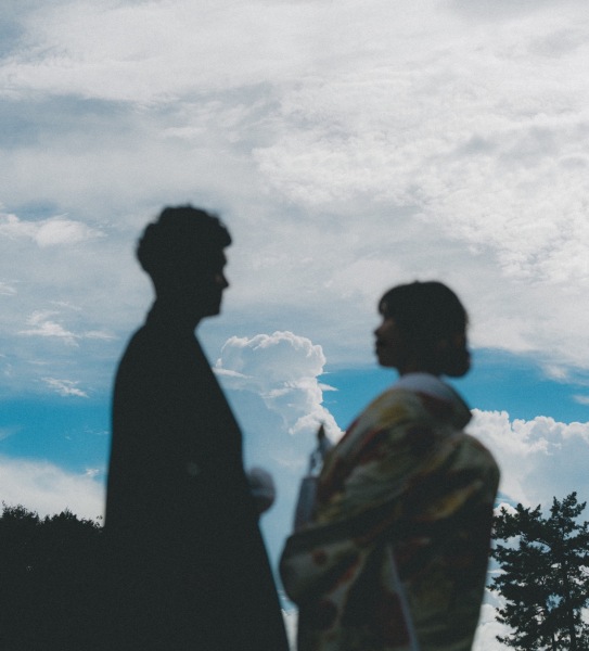 青空とお二人のシルエット