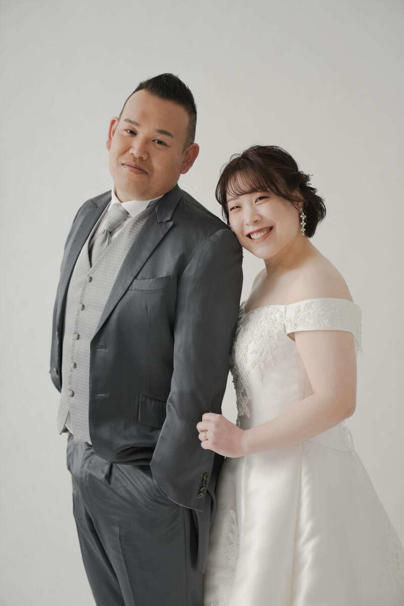 シンプル背景で婚礼写真