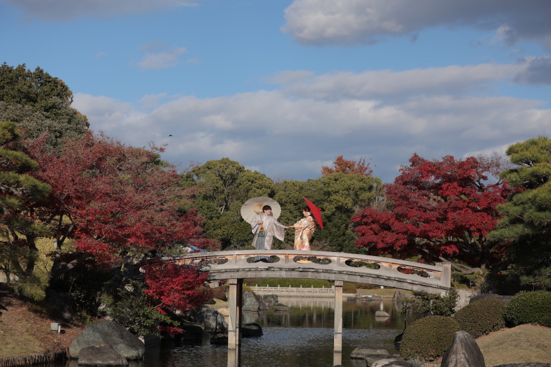 真っ赤な紅葉をバックに！