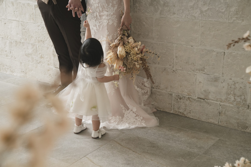 お花を持って登場!