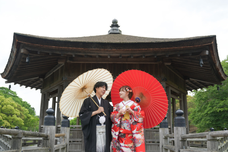 浮見堂をバックに