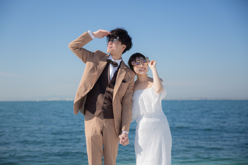 ビーチで遊ぶ、お茶目なふたり