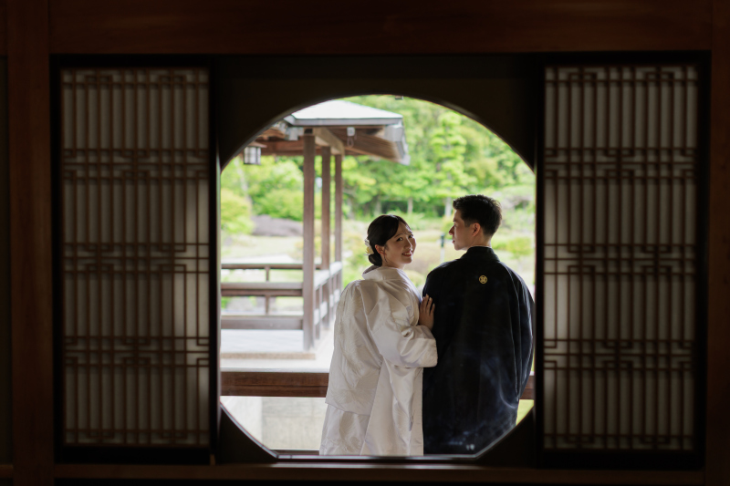 窓際で
