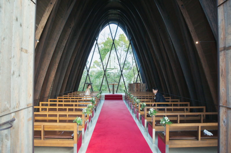 光の差し込むチャペル