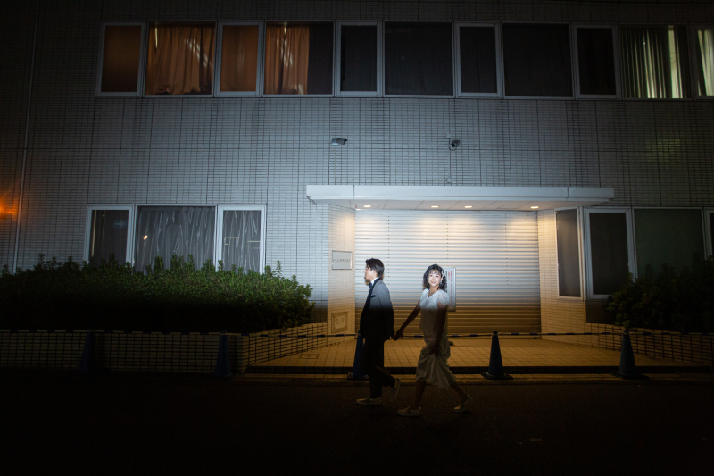 光と影が描く、二人のシルエット