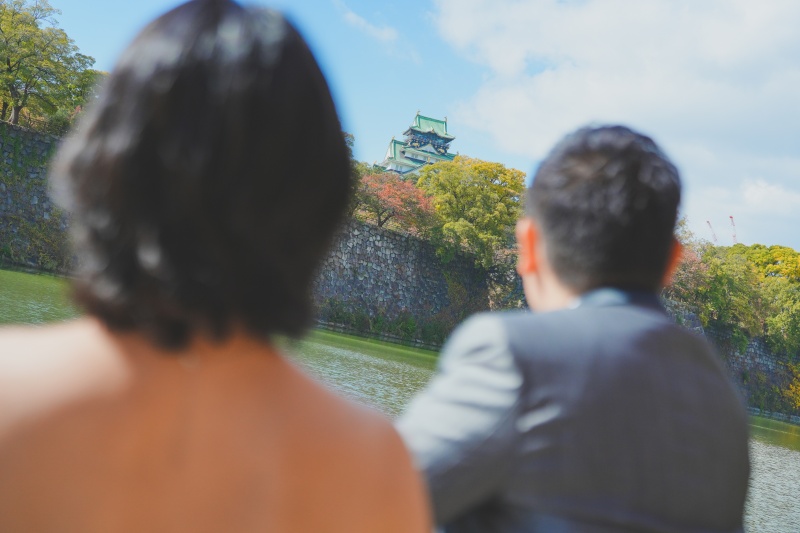 大阪城を眺めるお二人