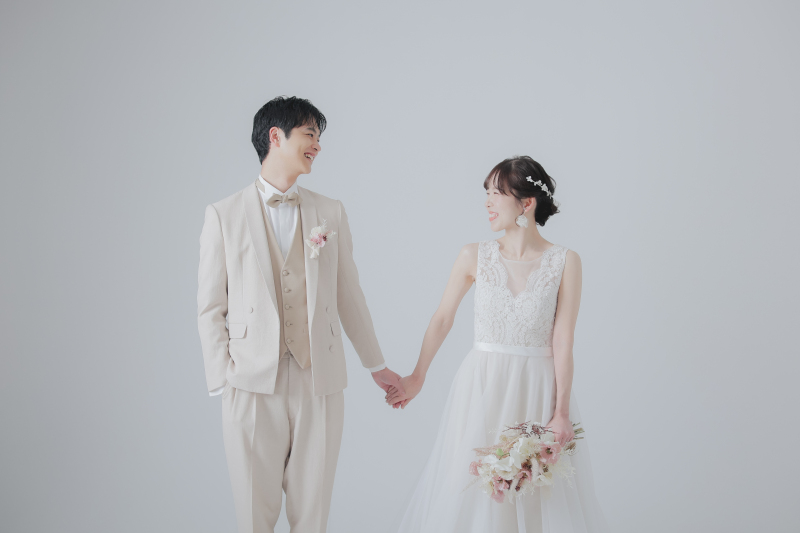 手をつないで、おふたりらしく