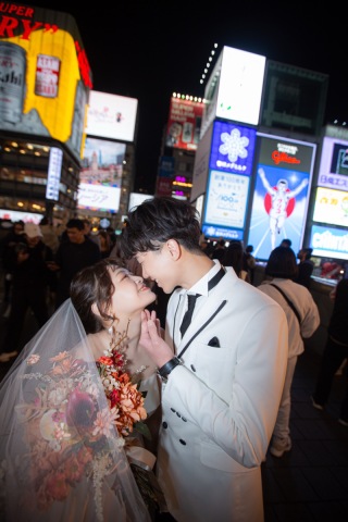 ネオンとドレス