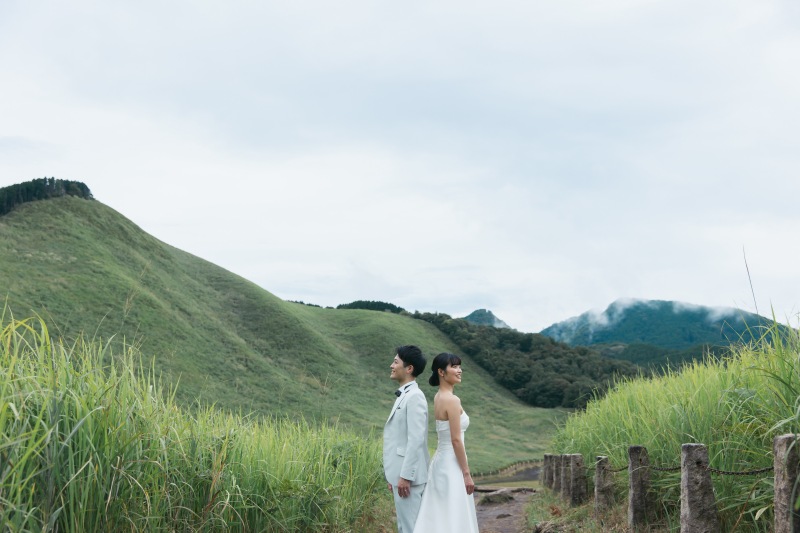 背中合わせで
