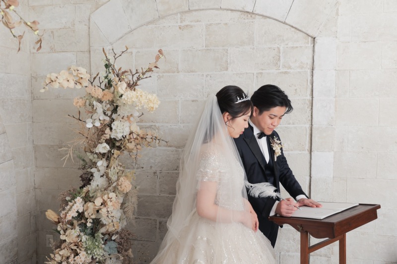 結婚証明書にサイン