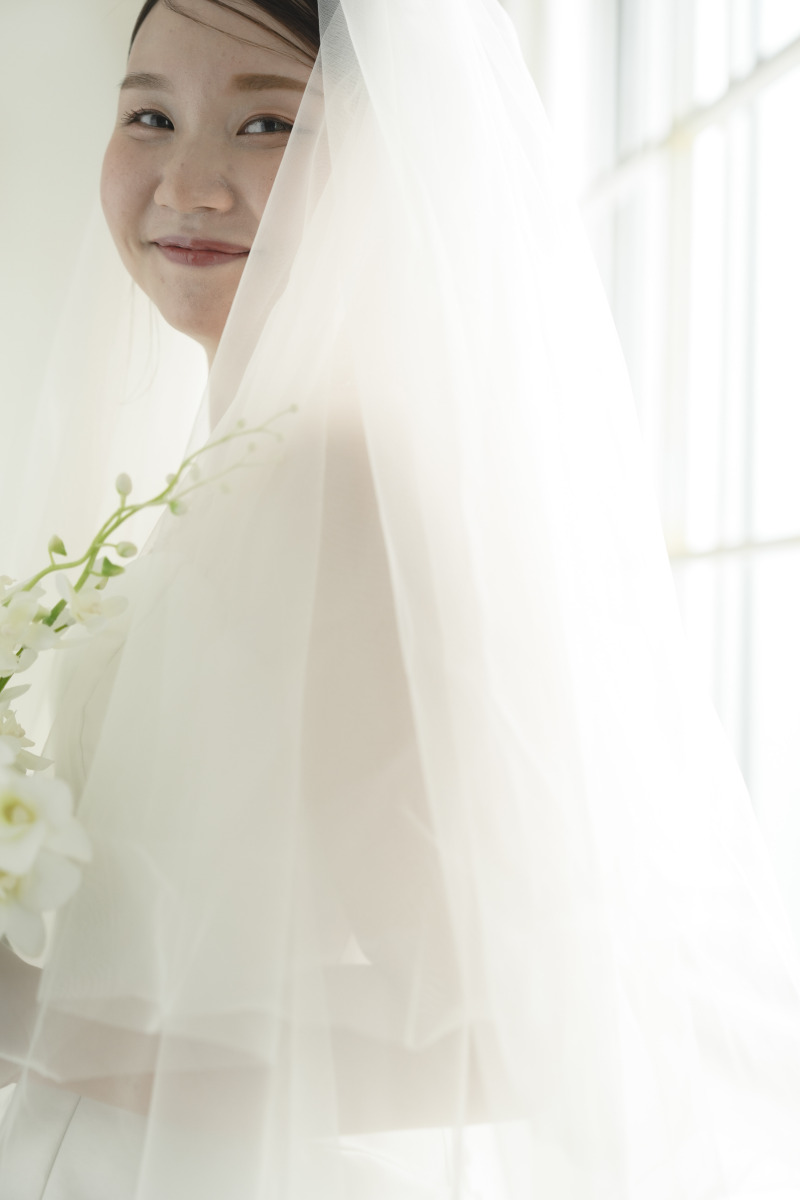 お持ち込みのベールをつけて