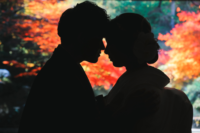 背景には美しい紅葉を