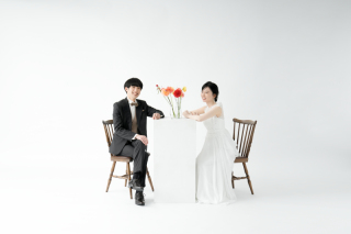 シンプル背景で洋装＆和装