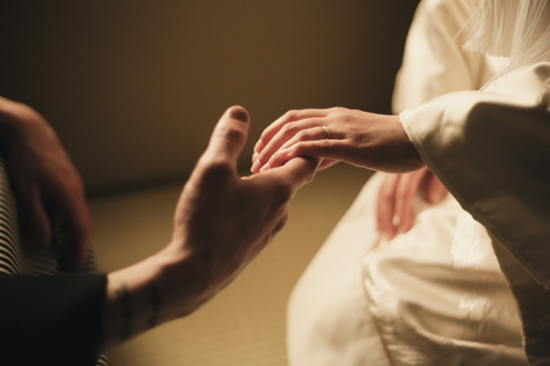 手を取り合って...