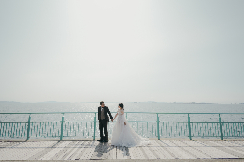 海と空をバックに