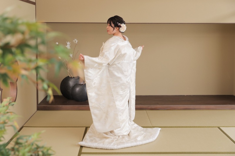 バックショットまで美しい白無垢姿