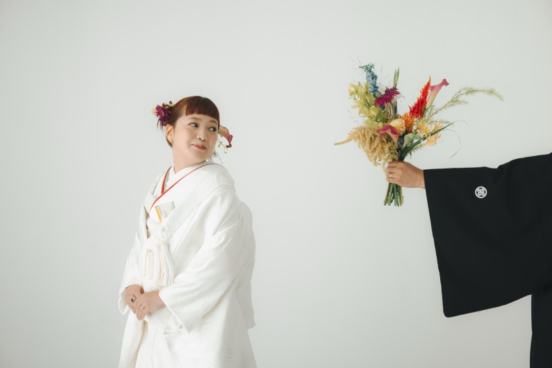 差し出された花束