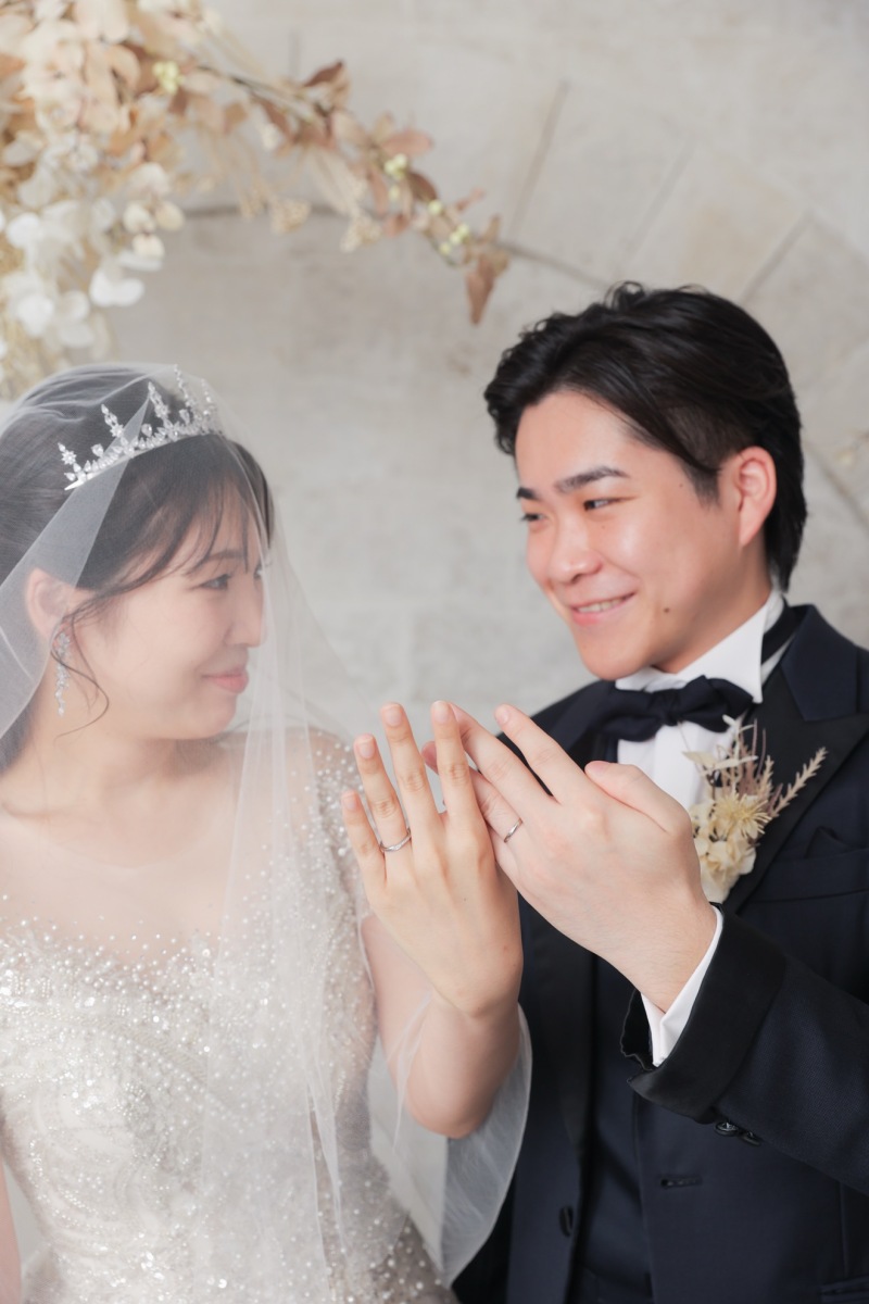 きらりと光る結婚指輪