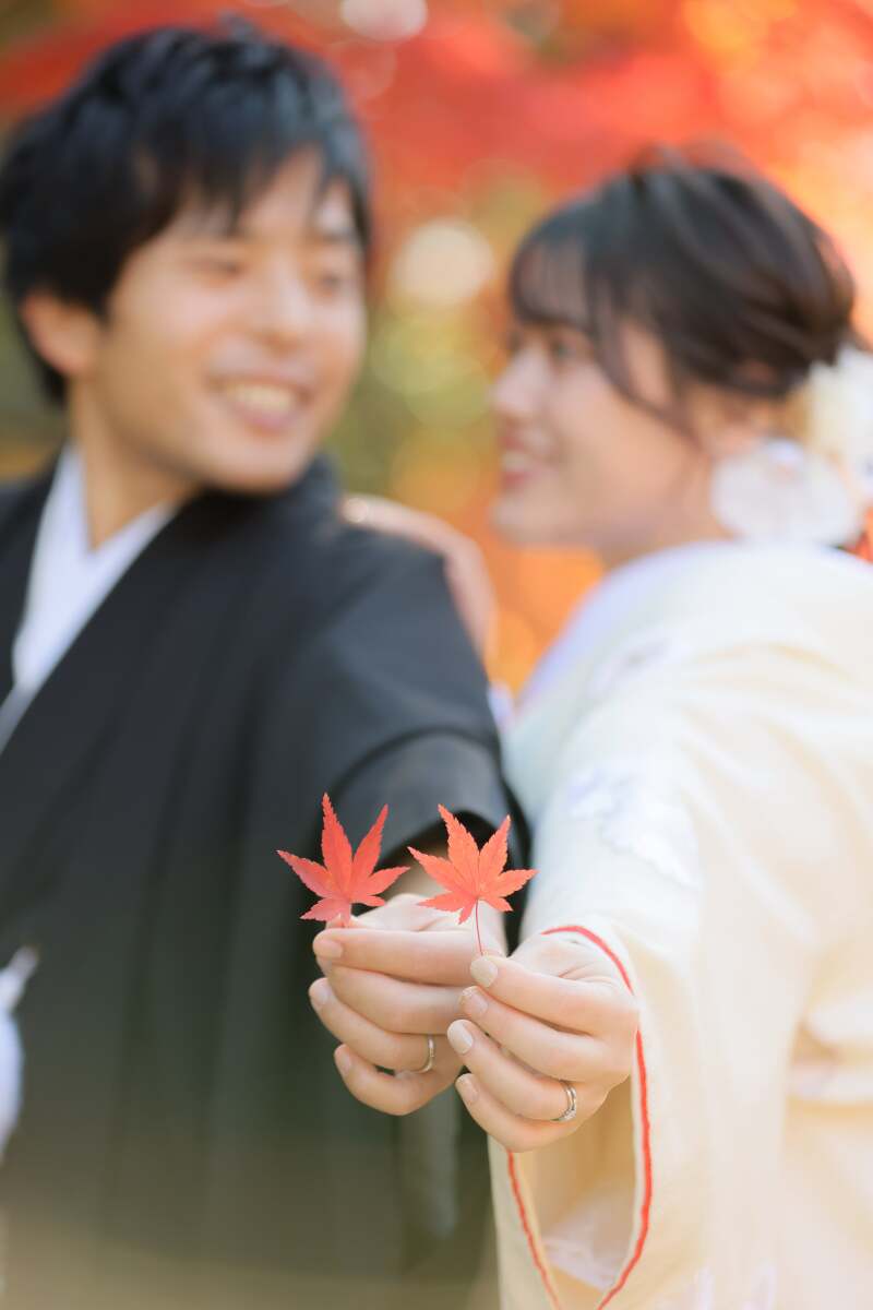 紅葉とリングとおふたり