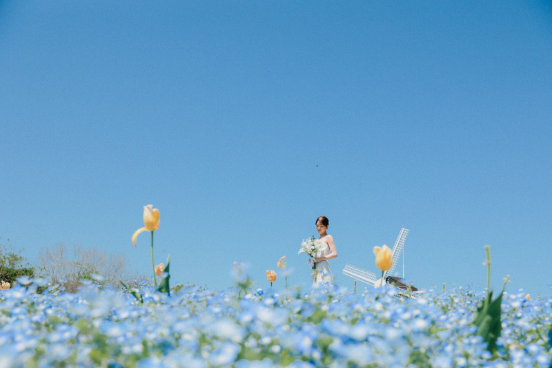 花に囲まれて
