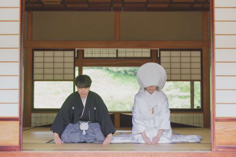 お座敷での正座ショット