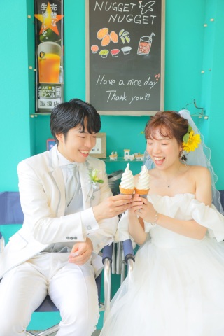お二人らしい1枚を目指してシャッターを切ります！大好きなソフトクリームで自然な笑顔♪