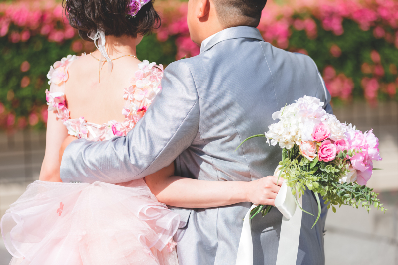 バック姿は支え合う二人