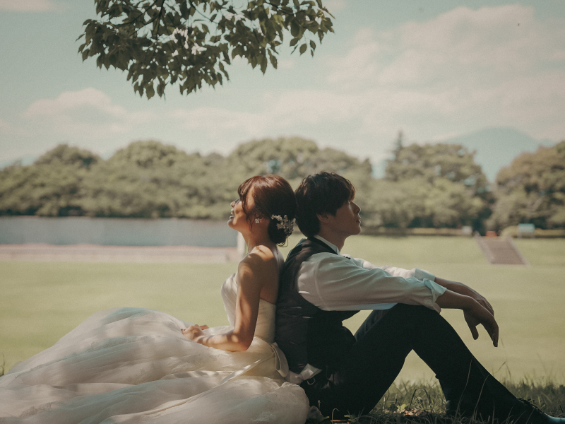 背と背を合わせて