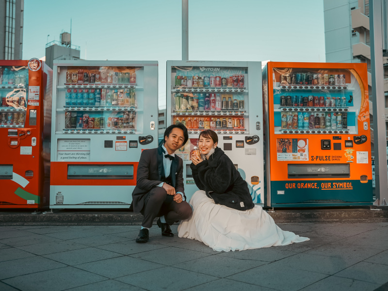 自動販売機と共に笑顔で