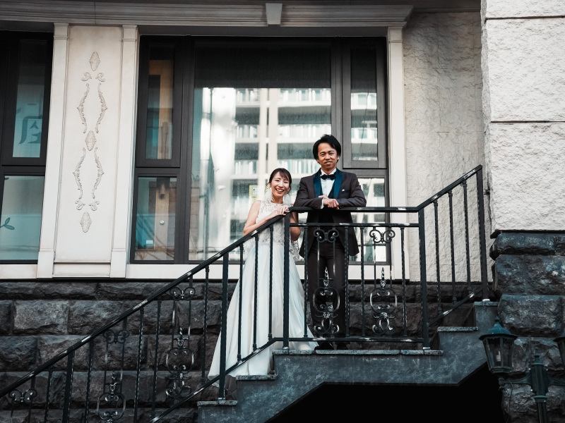 おしゃれな階段でドキドキの2人♡