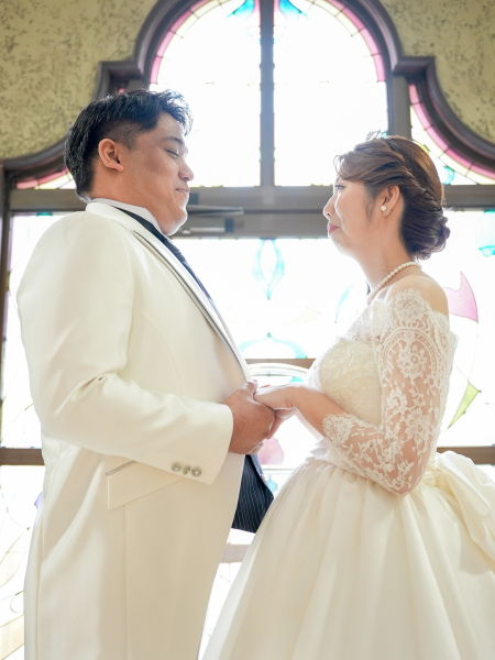 ステンドグラスの前で