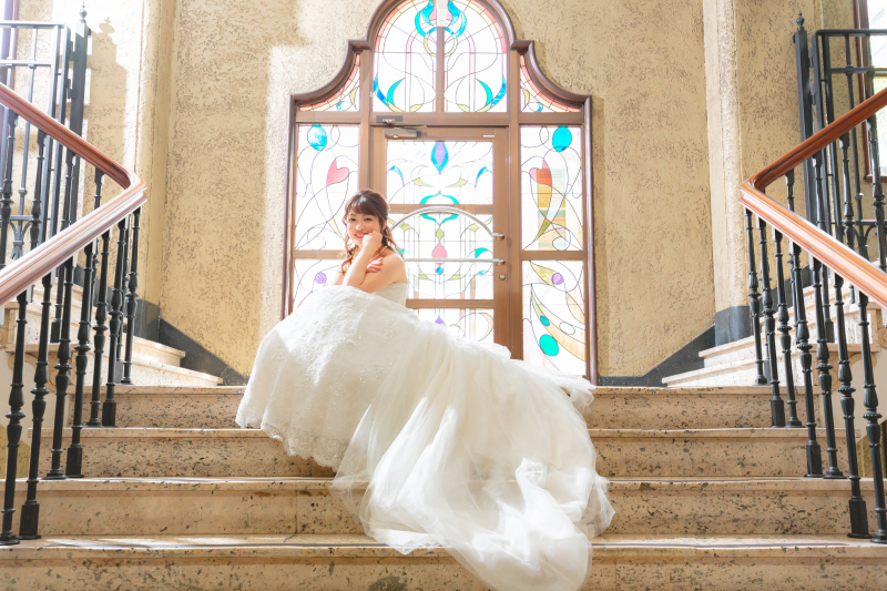 階段と純白ドレス