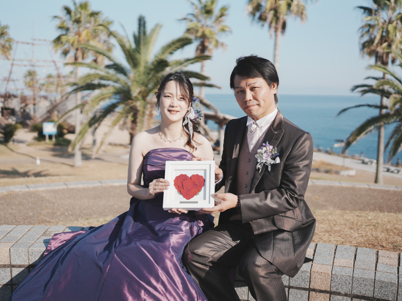 ヤシの木をバックに