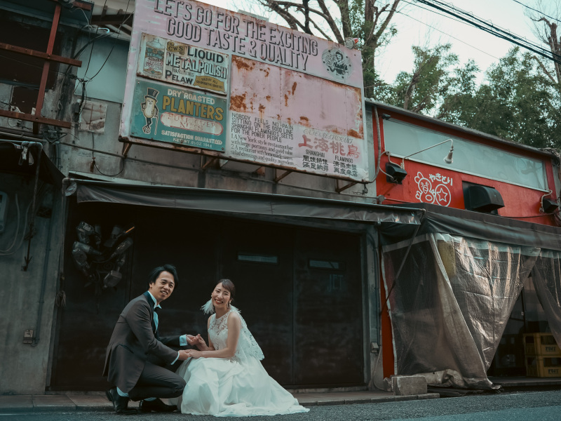 お洒落な店の前で微笑むおふたり
