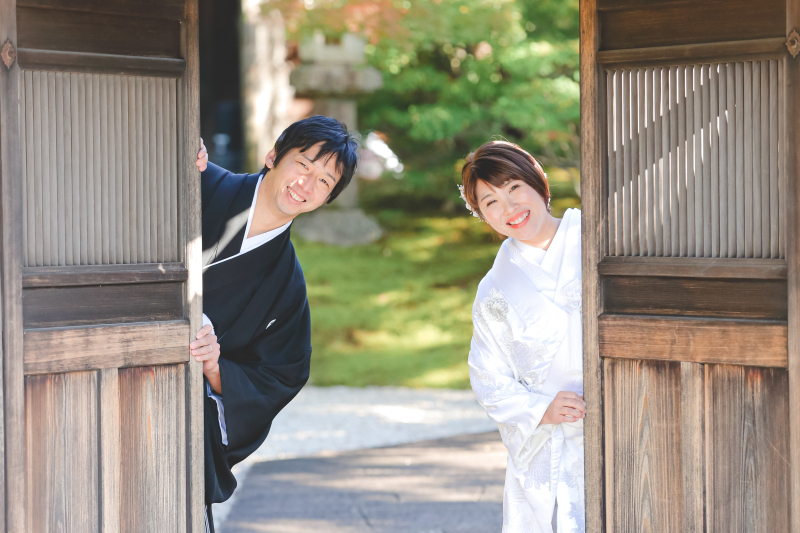 ひょっこりのぞき込む2人