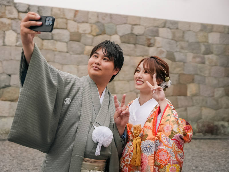 駿府城の石垣前で