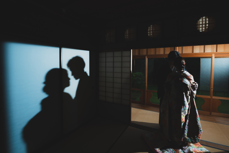 写り込む2人の影