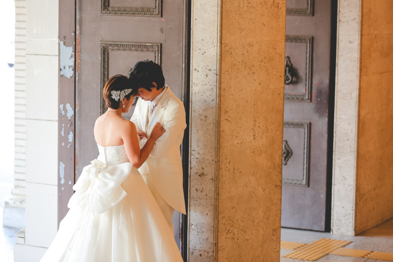 互いに見つめ合う2人