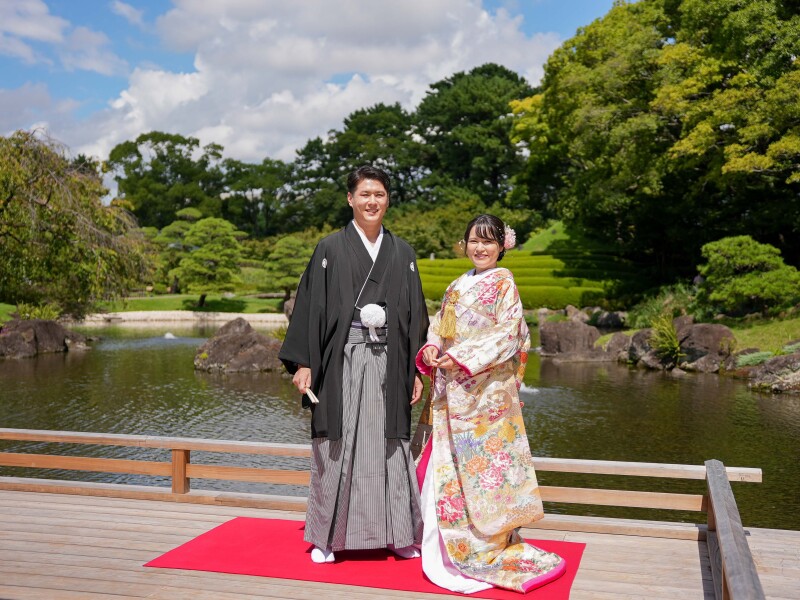 庭園をバックに