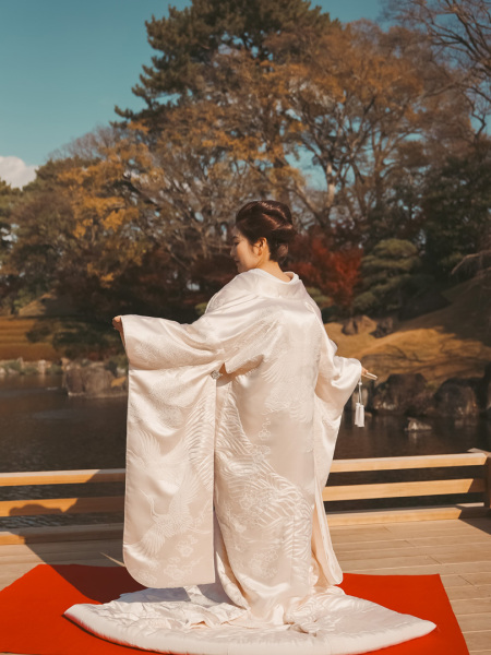 白無垢の後ろ姿