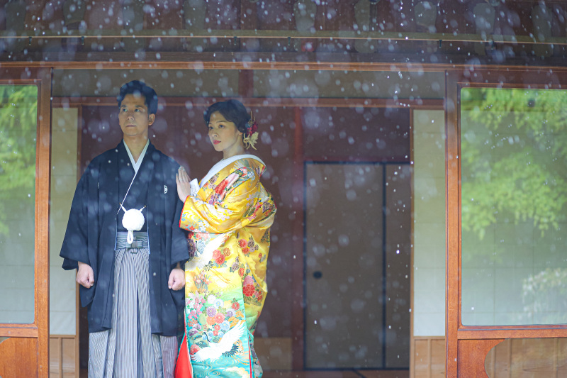 外からのアングルで雨しぶきも利用!!