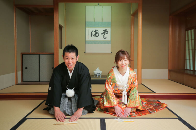 王道の正座ショットも!