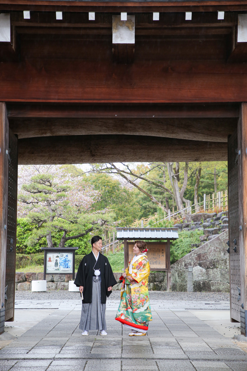 公園入口の立派な門前からスタート!
