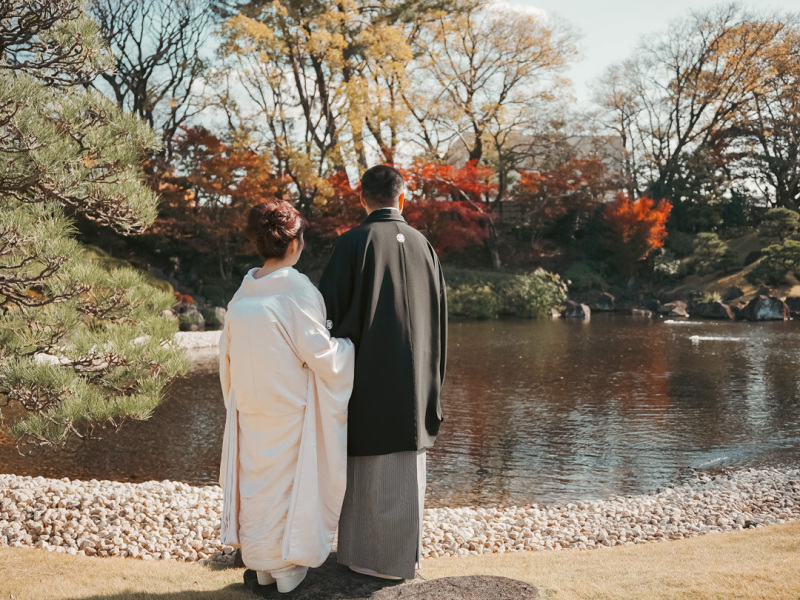 庭園の池の前で