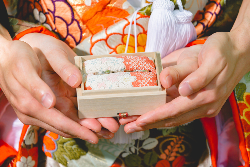 そっと手を添えて