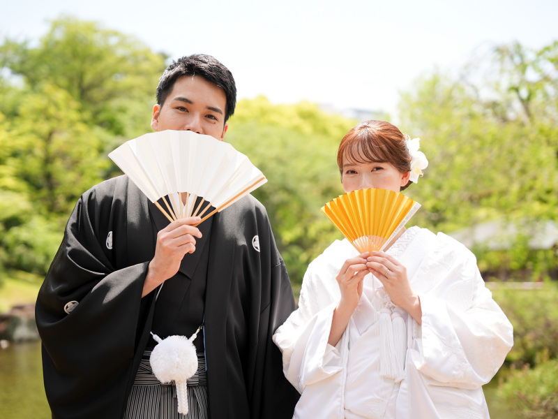 扇子でぴょこっと