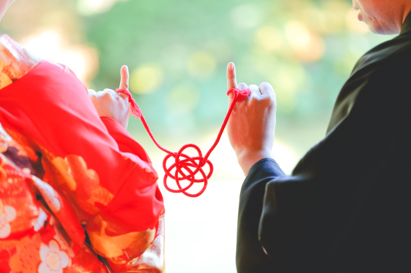 赤い糸で結ばれて