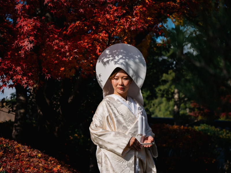綿帽子を被って伝統的な和装姿を