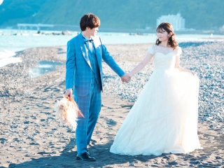 海での撮影はおふたりらしく。のびのびと。