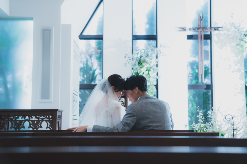 光に満ちた純白の空間で、輝く笑顔を残す